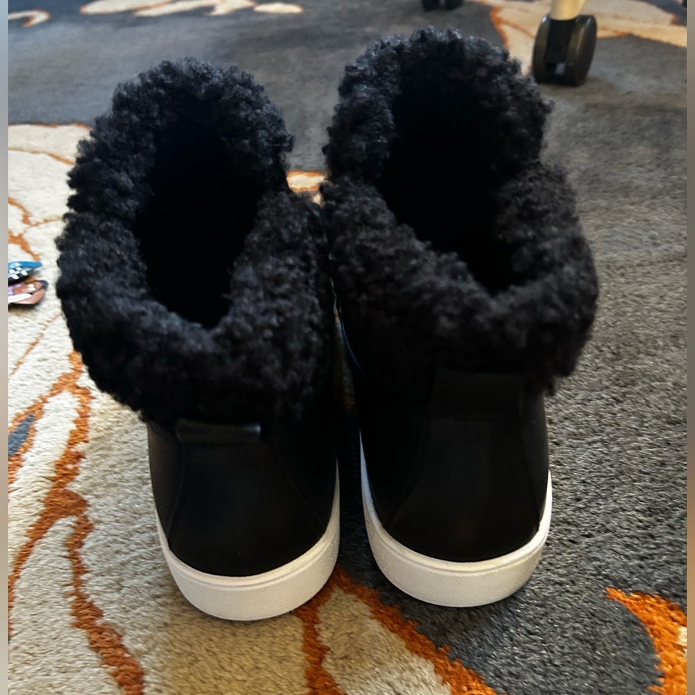 Muk Luks Black Faux Fur Ankle Boots Size 10 Like New - Picture 4 of 5